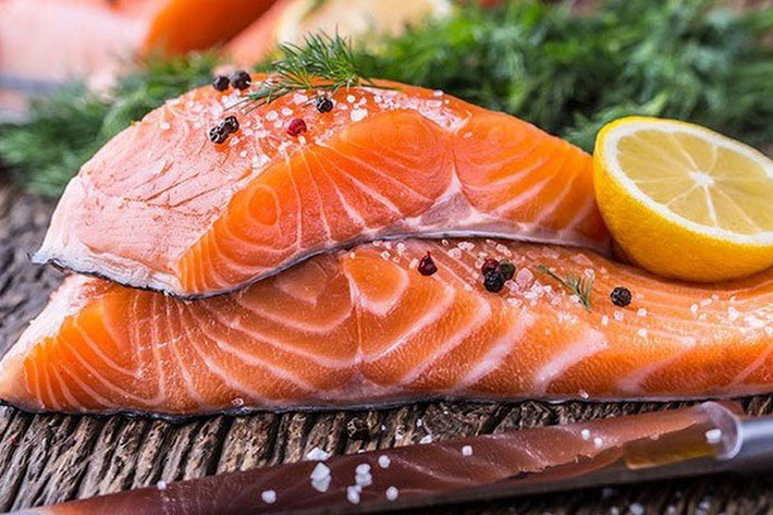 Cá hồi: Làm sáng màu tóc. Cơ thể chúng ta không thể tổng hợp axit béo omega-3 và phải lấy từ thực phẩm hoặc chất bổ sung.