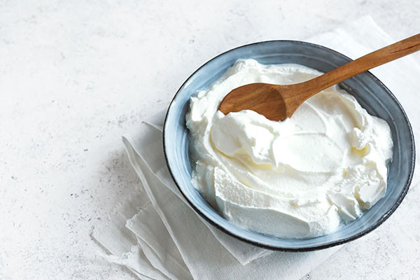 Sữa chua Hy Lạp: Sữa chua Hy Lạp giàu protein là nền tảng của mái tóc. Món này cũng có thành phần vitamin B5 (axit pantothenic) giúp máu lưu thông đến da đầu và tăng trưởng tóc nhanh chóng, thậm chí có thể giúp ngăn ngừa tóc mỏng và rụng.