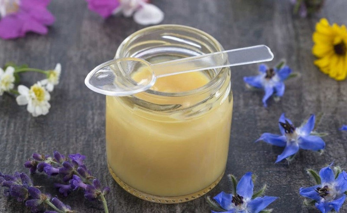 Hơn nữa, estrogen trong sữa ong chúa thường được tìm thấy trong chế độ ăn uống hàng ngày, nhu cầu hormone sinh dục trung bình hàng ngày của người trưởng thành là 5000-7000 microgam. Theo tiêu thụ 15 gam sữa ong chúa mỗi ngày thì 3,6 microgam estrogen mỗi tháng chưa đạt đến cảnh báo nguy hiểm.