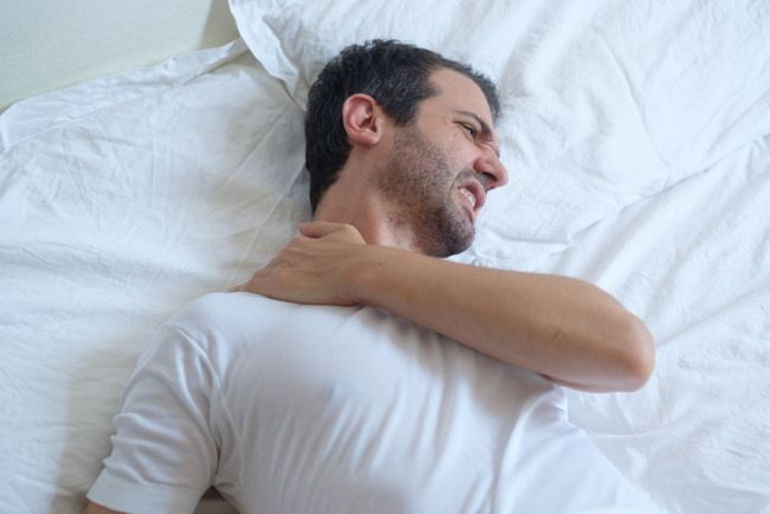 Cơn đau không do vận động: Nếu bạn thức dậy vào buổi sáng với một cơn đau buốt nhói ở một phần cơ thể dù bạn không hề cử động phần cơ thể đó, có thể bạn cần được chăm sóc y tế. Cụ thể, cơn đau lưng không thuyên giảm, hoặc tăng nặng khi bạn nằm xuống có thể là dấu hiệu của một chấn thương nghiêm trọng.