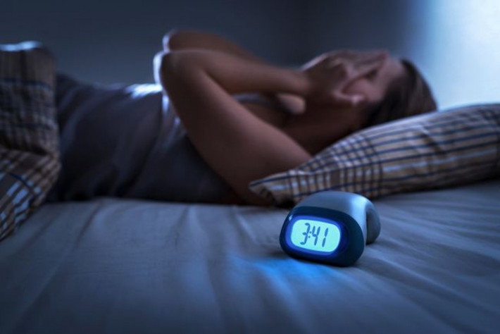 Cơn đau khiến bạn mất ngủ: Hầu hết chúng ta đều có thể ngủ nếu chỉ gặp phải một cơn đau thông thường. Nếu cơn đau của bạn khiến bạn mất ngủ hoặc tỉnh giấc giữa chừng liên tục, bạn nên đến gặp bác sĩ để được tư vấn và điều trị. Đó là bởi cơn đau gây mất ngủ thường có mức độ nghiêm trọng và việc không ngủ được còn làm chậm quá trình hồi phục của bạn.