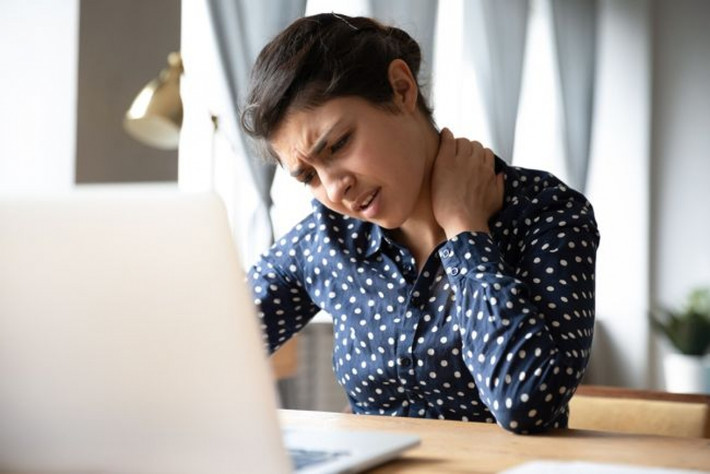 Cơn đau khiến bạn khó vận động: Nếu bạn gặp phải cơn đau cản trở khả năng làm các công việc hằng ngày, tốt nhất bạn nên đến gặp chuyên gia y tế để được tư vấn. Điều này đặc biệt đúng nếu cơn đau kéo dài nhiều ngày hoặc nếu cơn đau trở lại thường xuyên.