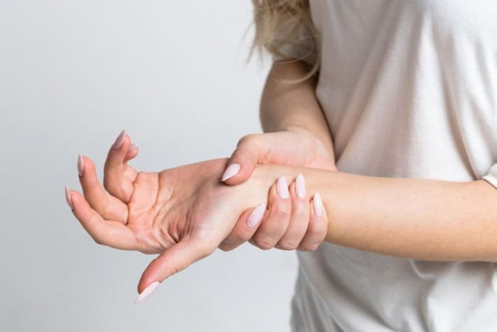 Cơn đau đi kèm cảm giác tê hoặc châm chích: Tê bì, châm chích hoặc mất cảm giác có thể là dấu hiệu của một tổn thương thần kinh hoặc các vấn đề sức khỏe nghiêm trọng khác, do đó tốt nhất bạn nên đến cơ sở y tế để được điều trị kịp thời.