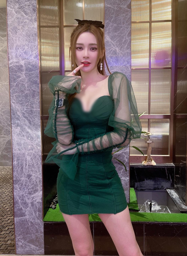 Set váy màu xanh lá cây đúng xu hướng của năm giúp Hoàng Thi Kỳ khoe được thân hình hoàn hảo và làn da trắng như trứng gà bóc.