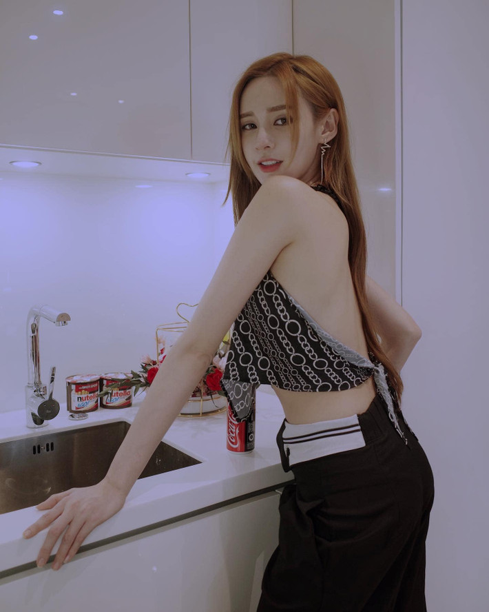 Nhờ có thân hình thon gọn, săn chắc, Hoàng Thi Kỳ thoải mái diện đủ các loại trang phục. Cô nàng cũng bắt trend hô biến khăn thành áo mùa hè năm nay.