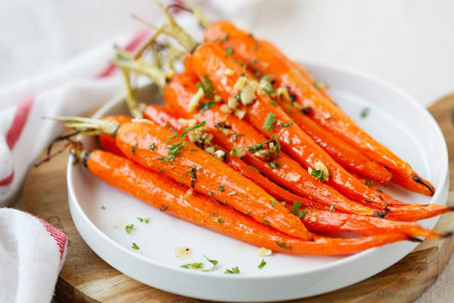 Ăn hai củ cà rốt mỗi ngày có thể làm giảm lượng cholesterol trong máu. Ăn ba củ cà rốt mỗi ngày có lợi cho việc ngăn ngừa bệnh tim. Đối với các khối u có tác dụng thần kỳ.