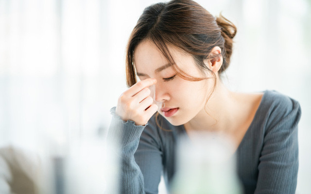 Vào mùa hè, cơ thể con người vốn dĩ rất dễ bị thiếu máu và tăng độ nhớt của máu, việc quay đầu đột ngột hoặc dùng lực đột ngột có thể dễ dàng khiến các mảng bám vốn đã có sẵn trong động mạch cảnh bị bong ra và gây nhồi máu não nếu mảng bám trôi đến. Đồng thời cũng với cơ chế như vậy có thể gây ra nhồi máu cơ tim, đe dọa tính mạng.