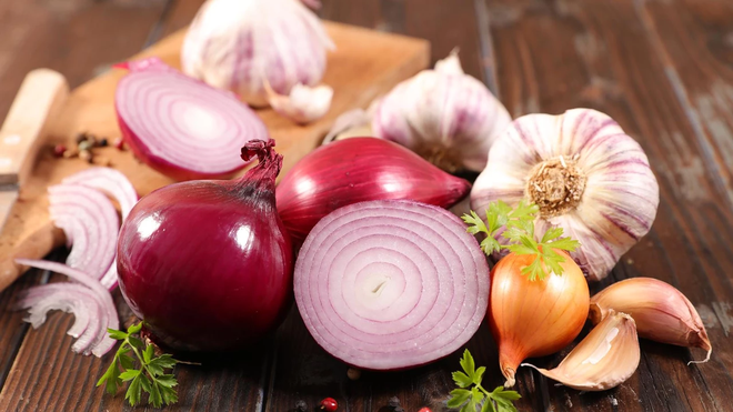 Quercetin có thể ức chế hoạt động của tế bào ung thư và ngăn chặn sự phát triển của tế bào ung thư. Một cuộc khảo sát cho thấy những người thường xuyên ăn hành tây có nguy cơ mắc bệnh ung thư dạ dày thấp hơn 25% so với những người không ăn và ít hơn 30% số người chết vì ung thư dạ dày.