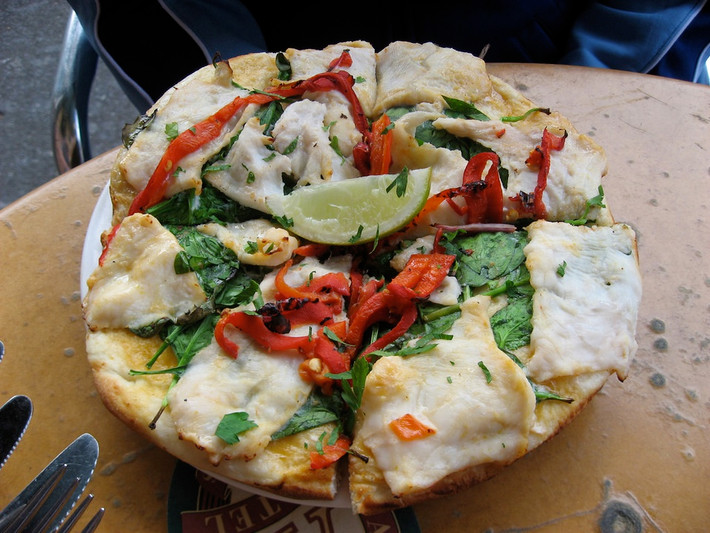 Thực tế, trước pizza tinh hoàn gà, cũng từng có những loại pizza kỳ quặc khác gây được sự chú ý lớn của dư luận. Trong hình là chiếc pizza cá sấu có nguyên liệu chính là thảo mộc Thái, nước cốt dừa và thịt cá sấu.