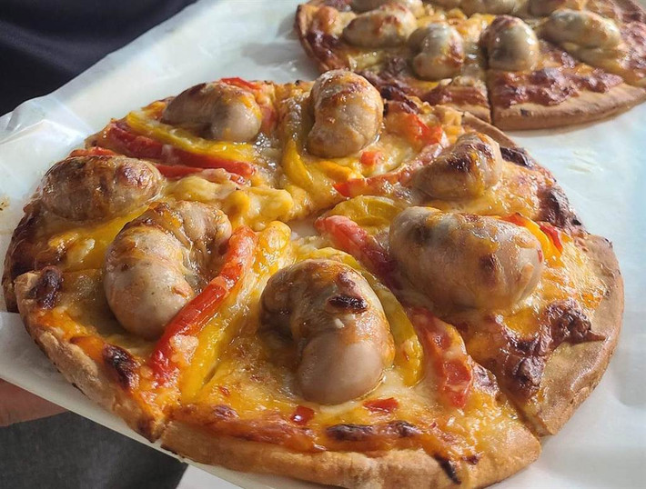 Những ngày gần đây, cư dân mạng Đài Loan đang phát sốt với món pizza tinh hoàn gà tây của một đầu bếp họ Trương. Theo thông tin đăng tải, vị đầu bếp này quyết định tạo ra món pizza khiến mọi người phải bàn tán và quả thật anh đã làm dược.