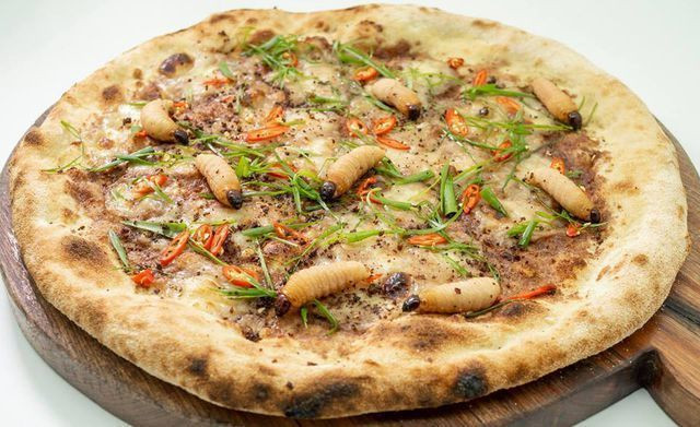 Pizza đuông dừa có xuất xứ tại Việt Nam, nhiều người khen món này ăn ngậy và bùi nhưng cũng không ít người phải đối, cho rằng đây là món pizza kinh dị nhất họ từng ăn.