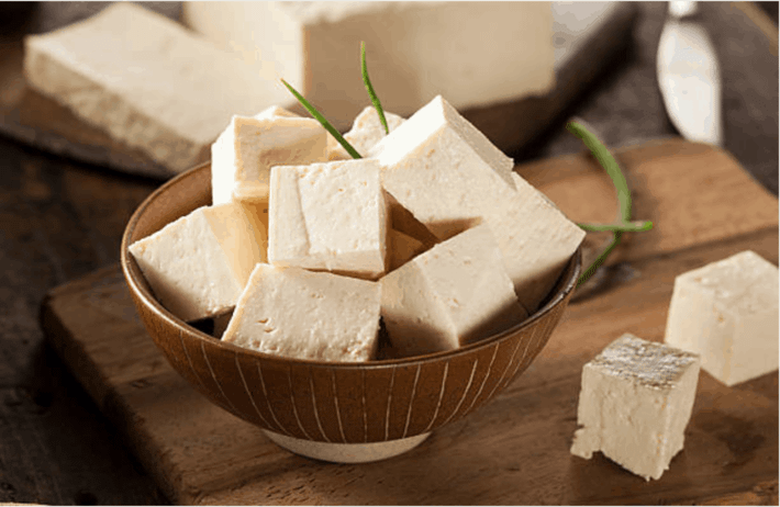 Đầu tiên là đậu phụ. Đậu phụ là một loại thực phẩm giàu protein, lượng protein cao có thể bảo vệ tế bào gan và thúc đẩy quá trình sửa chữa và tái tạo tế bào gan. Ngoài ra trong đậu phụ có chứa cysteine có tác dụng đẩy nhanh quá trình trao đổi chất trong cơ thể con người, giúp giải độc cho gan và có vai trò bảo vệ gan.