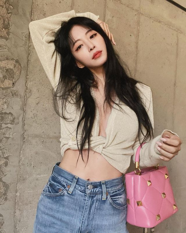 Trang cá nhân của Han Ye Seul có tới hơn 2,16 triệu người hâm mộ theo dõi. Mới đây, cô nàng đăng tải hình ảnh trong bộ đồ bơi màu đen, thu hút hơn 120.000 lượt yêu thích và chia sẻ.