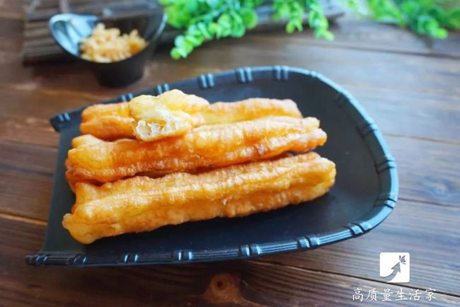 Hầu hết nhôm trong thực phẩm đến từ các chất phụ gia có chứa nhôm được thêm vào trong quá trình sản xuất thực phẩm, chẳng hạn như phèn chua. Các thực phẩm chứa nhôm chính bao gồm bột chiên xù, bánh phồng, bánh phồng tôm, đồ ăn nhanh chiên và các sản phẩm thủy sản chế biến.