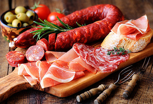Mặt khác, thịt chế biến sẵn có chứa một lượng lớn nitrit, được Tổ chức Y tế Thế giới WHO đánh giá là "chất gây ung thư hạng nhất", tiêu thụ lâu dài sẽ làm tăng nguy cơ ung thư dạ dày và ung thư đại trực tràng, cũng như gây ra ung thư tuyến tiền liệt, ung thư tuyến tụy và ung thư vú.