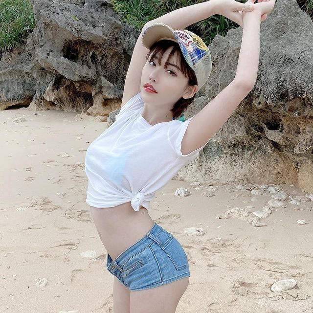 Nhiều cô gái trẻ ao ước có được vòng eo gọn gàng không chút mỡ thừa của hot girl Nhật Bản.