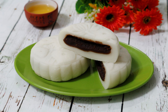 Đậu đỏ có thể làm thành bánh dẻo nhân đậu đỏ, cùng với gạo nếp, thêm ít đường trắng để hấp bánh đậu đỏ, cách làm rất đơn giản và ngon miệng.