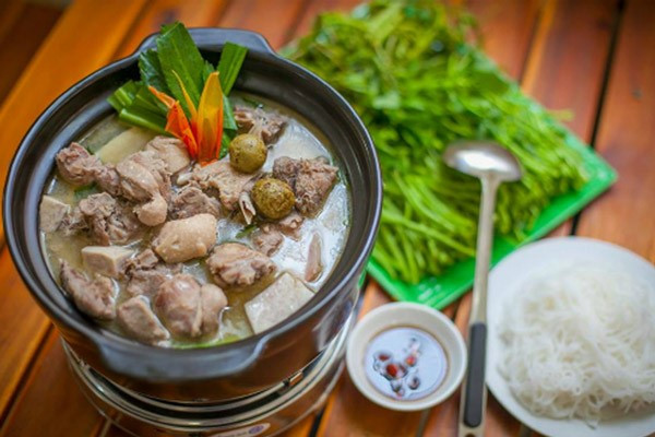 Mùa hè nắng nôi ngọt ngạt, hơn nữa rất oi bức, ảnh hưởng không ít đến tâm trạng ăn uống của mọi người. Theo các bác sĩ y học cổ truyền, để giữ sức khỏe tốt trong mùa hè, phải nhớ hai quy tắc chính là giải nhiệt và dưỡng sinh. Có ba loại thực phẩm cực tốt, giá lại bình dân, dù giàu hay nghèo cũng nên cố gắng chu đáo trong từng bữa ăn nhé.