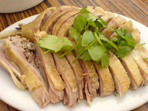 Loại ẩm thực thứ nhất là thịt vịt, như người ta thường nói, mùa đông ăn thịt ngỗng, mùa hè ăn thịt vịt, ăn thịt vịt có thể giúp bổ phổi. Thịt vịt rất giàu chất dinh dưỡng, không chỉ bổ sung cho việc tiêu thụ quá nhiều năng lượng mà còn loại bỏ cái nóng mùa hè, làm giảm cảm giác khó chịu.