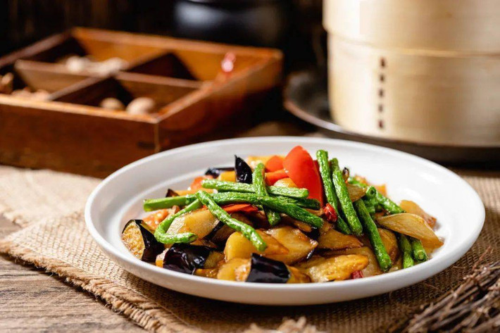 Khoai tây xào cùng rau củ quả đậm vị, đưa cơm.