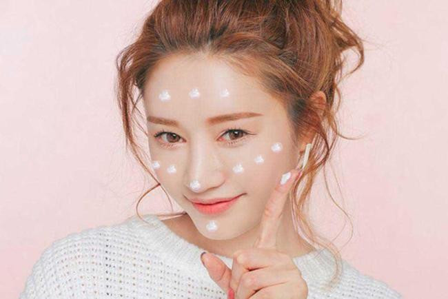 Dù trời nhiều mây, tia cực tím cũng vẫn chiếu tới và làm tổn thương lớp hạ bì, khiến da không thể phục hồi sau khi lão hóa, đến lúc hối hận thì đã quá muộn.