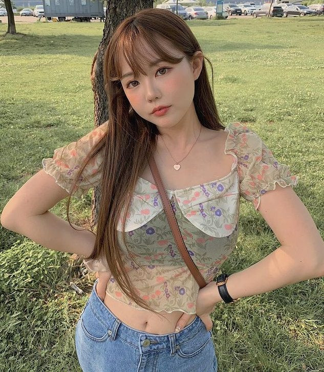 Hong Yeong-gi là một trong những hot mom cực nổi tiếng ở Hàn Quốc. Cô nàng sinh năm 1992 ở Gwonseon-gu, Suwon và nổi tiếng với gương mặt dễ thương, làn da căng mọng, trắng hồng và vẻ ngoài hack tuổi.