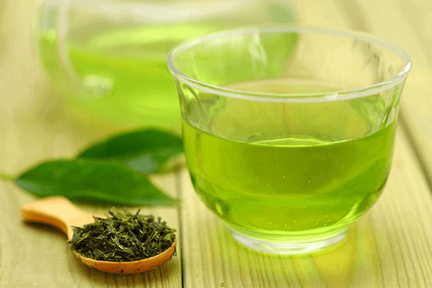 2. Trà xanh: Lưu ý này những người trung niên buộc phải nhớ vì họ là đối tượng thích uống trà nhất. Thông thường, sau khi ăn, những người trung niên sẽ uống nước trà xanh và cảm thấy hành động đó giúp cơ thể tiêu hóa rất hiệu quả, đặc biệt tốt cho sức khỏe con người.