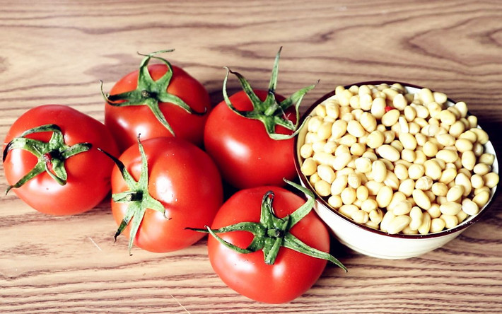 Axit linoleic có trong đậu nành giúp ngăn chặn sự tổng hợp melanin trên da và lycopene chứa trong cà chua có khả năng chống oxy hóa tốt sẽ kết hợp, làm giảm tác hại của tia cực tím đối với da.
