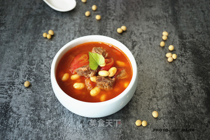 Ăn cà chua và đậu nành cùng nhau sẽ làm mờ các vết đốm, nám, giảm nếp nhăn và dưỡng ẩm cho da, giúp da bạn ngậm nước và tươi trẻ hơn.