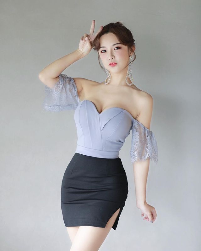 Set đồ khoe triệt để đường cong thanh xuân quyến rũ của nữ thần đội cổ vũ Vu Dĩ Huyên.