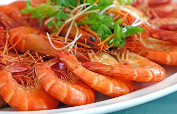 Tôm xào cay, tôm rim thịt, tôm tẩm bột, tôm hấp, tôm nấu canh, tôm om... rất nhiều món tôm khiến người ta thèm thuồng. Tuy nhiên, mọi người có biết rằng, ăn tôm cũng cần phải lưu ý, đặc biệt là bộ phận này của tôm, khi ăn nhất định phải bỏ, không được tiếc, nếu không chỉ ôm bệnh vào người, chữa nhiều tiền cũng chưa chắc khỏi.