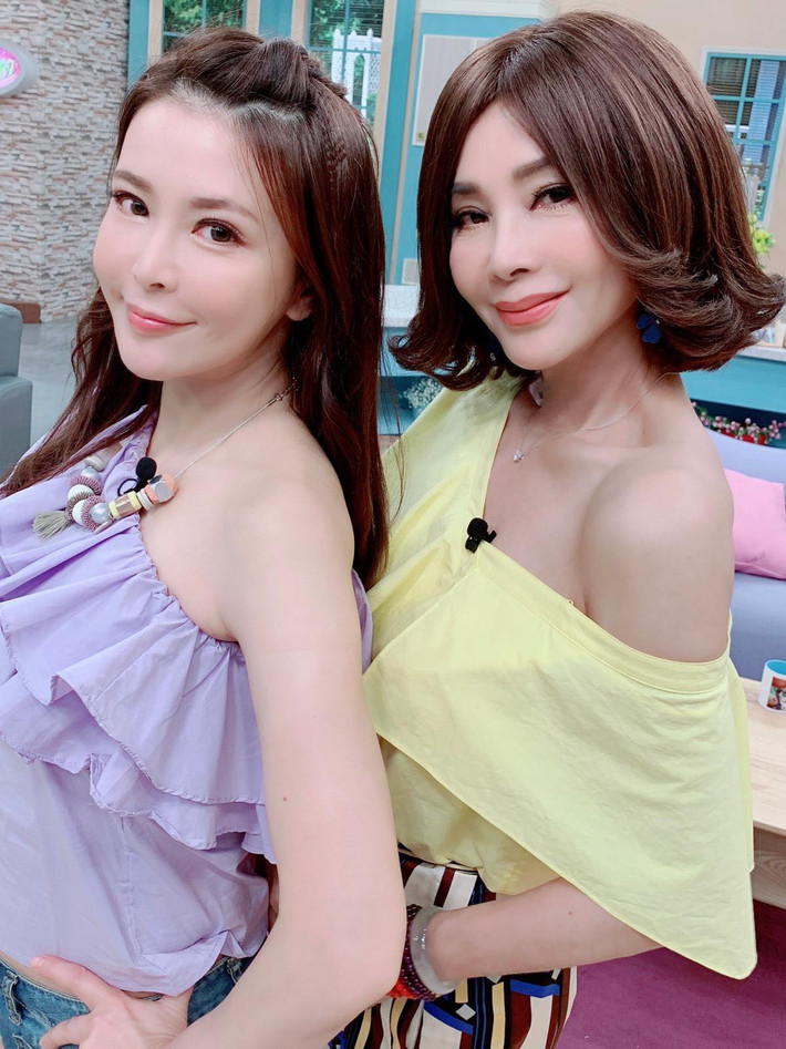 Trong hình ảnh chụp với người trẻ hơn vài chục tuổi, Trần Mỹ Phượng không hề kém cạnh, thậm chí còn thu hút và quyến rũ hơn.