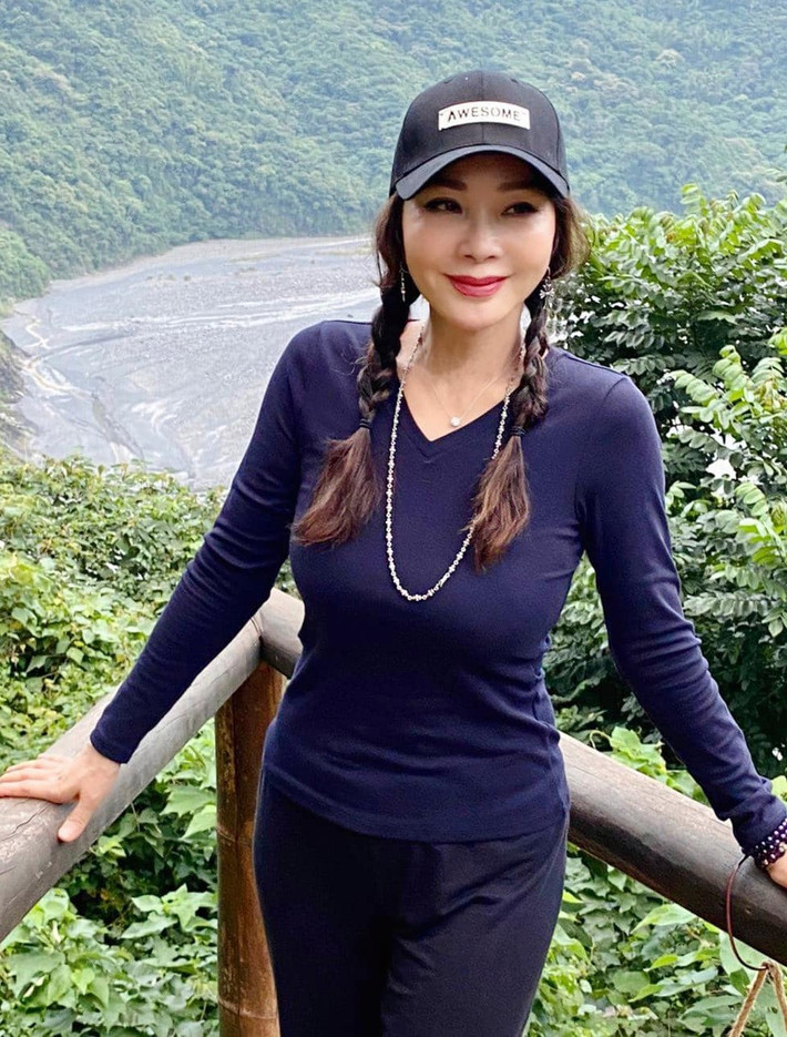 Ngoài đời, cô thoải mái hơn, thường diện những set đồ năng động, thoải mái, khoe được dáng vóc thon gọn của mình.