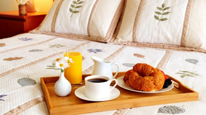 Một số chuyên gia sức khỏe cho rằng, nếu bạn thường xuyên không cảm thấy đói vào buổi sáng, đây có thể là dấu hiệu của sự lão hóa thể chất do thay đổi nội tiết tố trong cơ thể và các bệnh lý khác dẫn đến tình trạng ăn không ngon miệng.