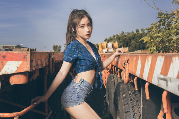 Tiểu Ái trong một shot hình chụp ảnh mẫu. Cô nàng khoe thành quả tập luyện thể dục thể thao chăm chỉ với thân hình thon gọn nhiều người mơ ước.