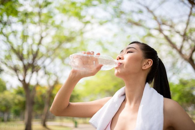 Hãy thực hiện 2 việc này mỗi ngày để giảm tắc nghẽn mạch máu và ngăn ngừa nhồi máu não. Thứ nhất, bổ sung đủ nước. Nước là nguồn sống của chúng ta, bổ sung đủ nước cho cơ thể không những có tác dụng thúc đẩy quá trình trao đổi chất và tuần hoàn máu mà còn làm giảm độ nhớt của máu, bạn cũng có thể uống thêm cả nước đậu nành, chất axit béo không no được chiết xuất từ nó có tác dụng ức chế sự hình thành huyết khối, tránh tắc nghẽn mạch máu, từ đó giảm tỷ lệ mắc các bệnh tim mạch và mạch máu não.