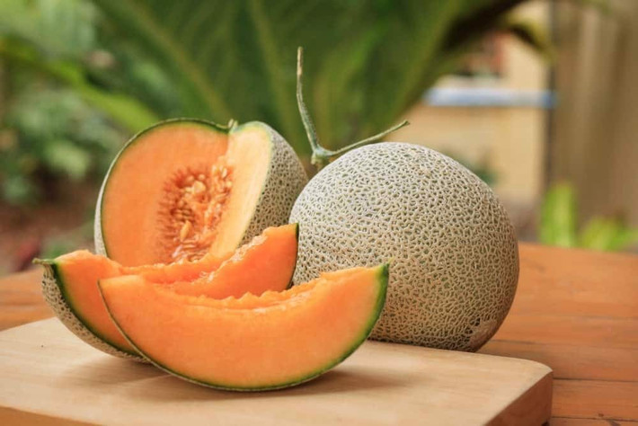 Bên cạnh đó, tốt nhất không nên ăn dưa lưới với chuối, vì cả hai đều là thực phẩm có tính lạnh, cả hai đều chứa nhiều kali, nếu ăn nhiều đồng thời sẽ làm tăng gánh nặng cho thận, từ đó khiến thận hoạt động quá tải và bị suy.