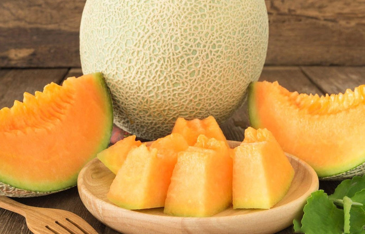 Ăn một ít dưa lưới vào mùa hè có thể bảo vệ thị lực, tăng cường khả năng miễn dịch, bảo vệ hệ tim mạch tuy nhiên ăn nhiều không hề tốt chút nào, đặc biệt đối với đàn ông mắc bệnh thận.
