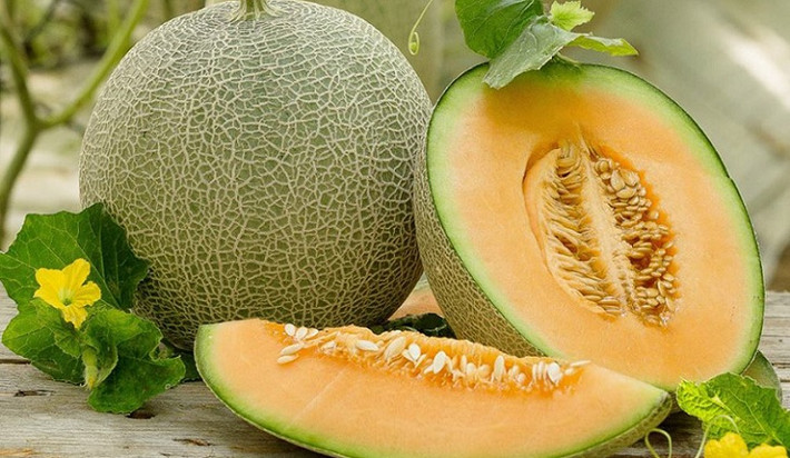 Thứ tư là dưa lưới, là một loại quả mà chúng ta thường dùng để giải nhiệt trong mùa hè. Dưa lưới cũng chứa nhiều chất dinh dưỡng như vitamin và khoáng chất.