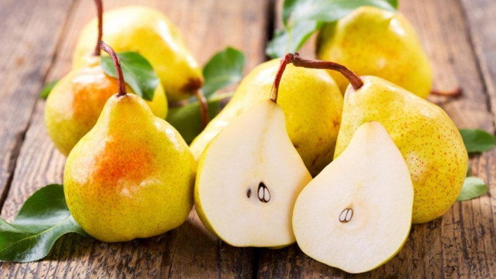 Thứ hai là quả lê, lê có thịt quả màu trắng, vị ngọt thơm ngon, có tác dụng bổ tim, dưỡng phổi, hạ huyết áp, tuy nhiên nếu ăn quá nhiều sẽ làm tổn thương thận, lá lách và dạ dày.