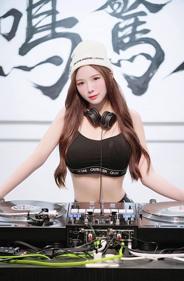 Hot girl Lam Tinh Lôi người Malaysia rất nổi tiếng nhờ sở hữu khuôn mặt xinh đẹp như thần tượng và thân hình bốc lửa. Vòng một của cô nàng cực khủng, là cup E nhiều người mơ ước cũng không được.
