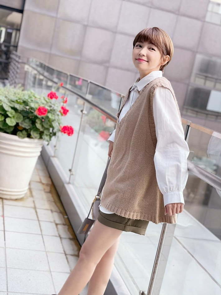 Khuôn mặt bầu bĩnh, làn da căng mịn, trắng hồng và nụ cười luôn thường trực, Tăng Trí Hi thực sự biết cách "đốn tim" người hâm mộ và không cần phải phô trương thân thể.
