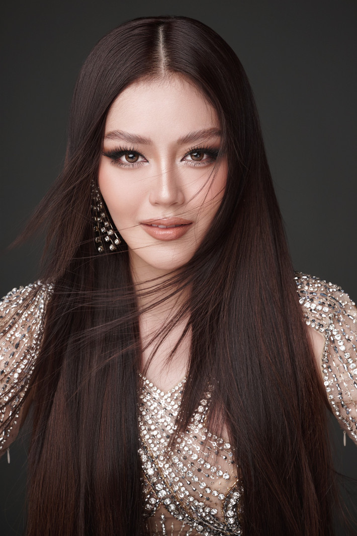“Trước đây, tôi hoạt động trong lĩnh vực diễn xuất nên không quá tập trung vào việc điêu khắc body, giữ cân. Vì vậy, hiện giờ tôi phải tập luyện để có hình thể đẹp, số đo chuẩn với cường độ cao nhất có thể. Mọi việc đang tiến triển rất tốt. Các chuyên gia như anh Trần Trung Nhân - chuyên gia điêu khắc body hoa hậu đang hỗ trợ tôi rất tích cực”, Đặng Thanh Ngân chia sẻ.