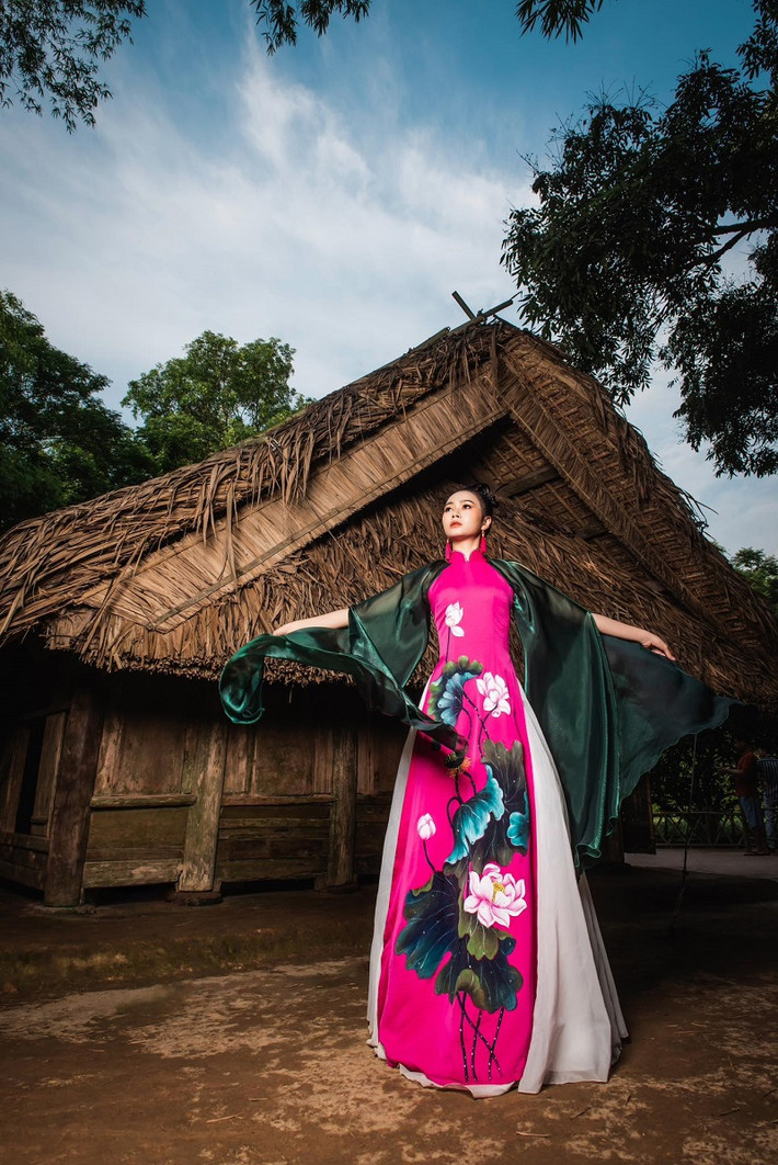 Thạch Linh là NTK trang phục biểu diễn quen thuộc của nhiều gương mặt tên tuổi như: Hoàng Thùy Linh, Hòa Minzy, Đông Nhi, Tân Nhàn, Huyền Trang, Lương Nguyệt Anh, Sèn Hoàng Mỹ Lam, Lê Âu Ngân Anh… Xuất thân là một ca sĩ, cô hiểu rõ mỗi nghệ sĩ cần những yếu tố gì khi đứng trên sân khấu, từ đó sáng tạo ra được trang phục phù hợp với cá tính của mỗi nghệ sĩ cũng như tác phẩm mà họ thể hiện. Trong hình là Phan Việt Ngọc diện trang phục của NTK Thạch Linh.