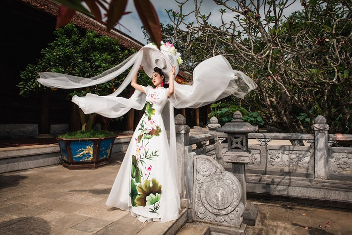 Thời trang của Thạch Linh rất đa dạng về mẫu mã, kiểu dáng, chất liệu, chinh phục giới mộ điệu bởi sự lộng lẫy, rực rỡ, tôn vinh được vóc dáng người mặc và mang nhiều thông điệp văn hóa ý nghĩa.