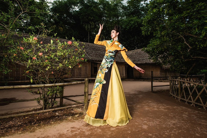 Top 6 Miss International Queen Vietnam Nguyễn Vũ Hà Anh thần thái với trang phục áo dài.