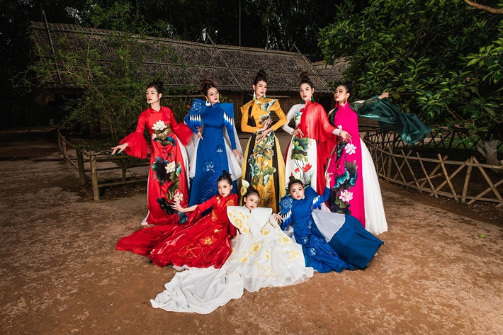 Thể hiện BST là nhiều gương mặt đáng chú ý: Top 6 Miss International Queen Vietnam Nguyễn Vũ Hà Anh, Á hậu Miss Baby Việt Nam 2022 Nhã Uyên, Top 5 Hoa hậu Áo dài 2022 Phan Việt Ngọc, Hà Lê, Hoài Giang cùng các mẫu nhí Ngân Khánh, Nhật Ánh…