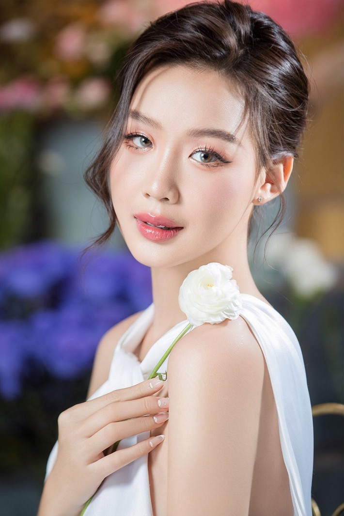 Giữa những luồng dư luận trái chiều, Hoa hậu Bảo Ngọc vẫn giữ được bản lĩnh, niềm tin và không ngừng nỗ lực cống hiến cho cộng đồng. Cách đây không lâu, "bà trùm hoa hậu" Phạm Kim Dung dành lời khen cho Bảo Ngọc: “Cô gái Cần Thơ nay là Hoa hậu Liên lục địa, đi khắp nơi trong và ngoài nước, làm những điều ý nghĩa cho cuộc đời. Tâm sinh tướng chăng mà em ngày càng xinh đẹp”.