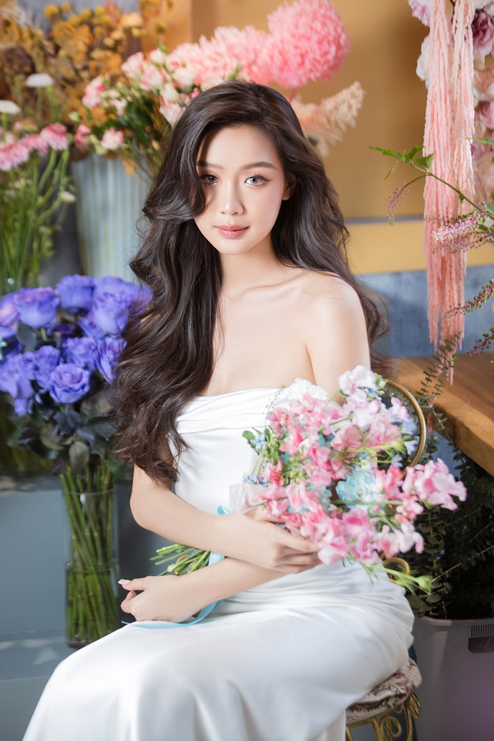 Từ những ngày đầu đăng quang, dù ghi dấu ấn mạnh nhờ khả năng ngoại ngữ lưu loát, lối ứng xử thông minh, tự tin và truyền cảm hứng, Hoa hậu Bảo Ngọc vẫn vướng nhiều ý kiến trái chiều về nhan sắc.