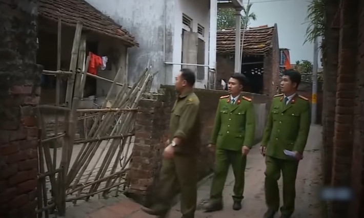 Ngay sau khi xác định được đối tượng, chính quyền xã đến nhà Đào Văn Hùng để mời lên trụ sở làm việc. Tuy nhiên, Hùng mất kiểm soát bản thân, không phối hợp và liên tục vung dao đe dọa.